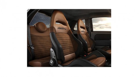 ABARTH 695 Competizioneをベースに日本のみの限定車として100台発売